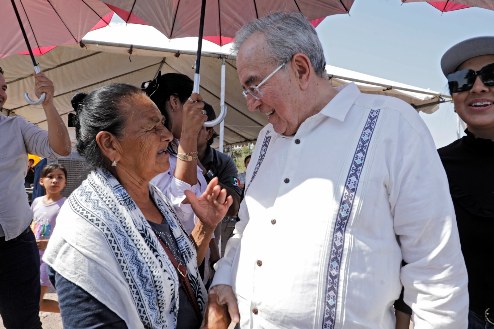 Rocha cumple su palabra con indígenas de El Téroque, les entrega una nueva carretera