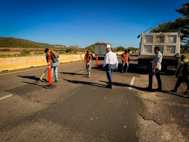 El gobernador Rubén Rocha supervisó el bacheo y reencarpetado de la Autopista Benito Juárez